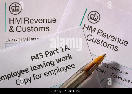 P 45 HM Revenue & Customs form suite à la redondance de l'emploi au Royaume-Uni Banque D'Images