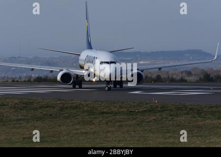 Un avion Ryanair/avion sur la piste de l'aéroport international de Bristol, Lulsgate sur le point de prendre le décollage Banque D'Images
