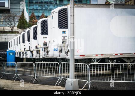 New York City, États-Unis. 31 mars 2020. Morgue locale à l'hôpital Bellevue de Manhattan où les camions réfrigérés gardent le débordement des corps du patient qui meurent à cause de Covid-19. (Photo de Steve Sanchez/Pacific Press) crédit: Pacific Press Agency/Alay Live News Banque D'Images