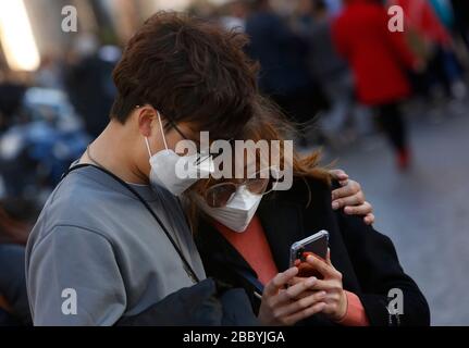 Rome, Italie, 25 février 2020. Les touristes portent des masques pour se protéger du Covid-19. Banque D'Images