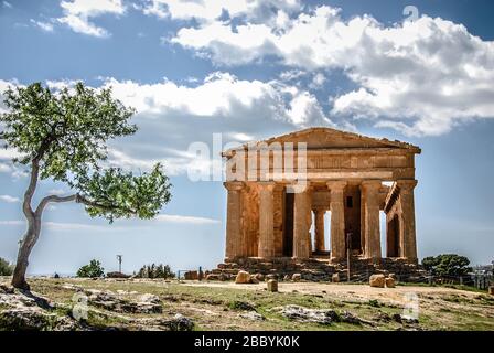 Le Temple de la concorde dans la vallée des temples près d'Agrigente, Sicile Banque D'Images