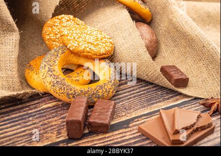 Cookies, petits pains et morceaux de chocolat sur fond de bois. Gros plan Banque D'Images