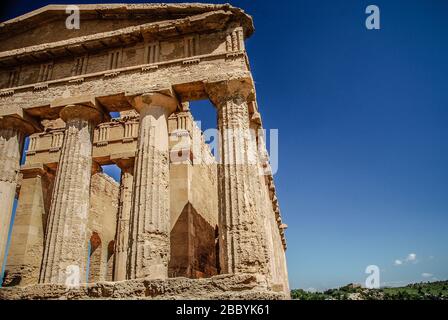 Le Temple de la concorde dans la vallée des temples près d'Agrigente, Sicile Banque D'Images