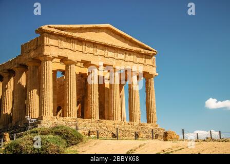 Le Temple de la concorde dans la vallée des temples près d'Agrigente, Sicile Banque D'Images