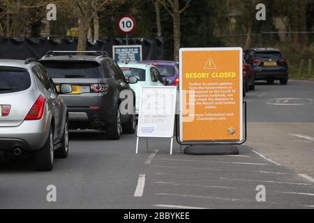 NOTE DE L'ÉDITEUR: PLAQUES D'IMMATRICULATION PIXELLISÉES PAR PA PICTURE DESK Cars en ligne à 09.39 h en attendant d'accéder à la conduite par le biais du site de test de coronavirus dans le parking de Chessington World of Adventures, dans le Grand Londres, comme le Royaume-Uni continue de se verrouiller pour aider à freiner la propagation du coronavirus. Banque D'Images