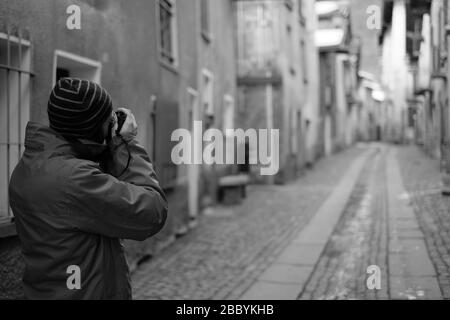 Photographe dans un petit village alpin Banque D'Images