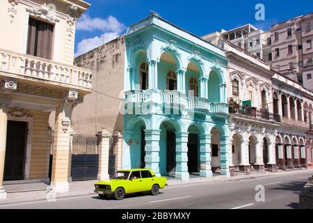 LA HAVANE, CUBA - 05 AVRIL 2017 : voiture européenne de couleur phosphorique conduite sur le Paseo del Prado ou le Paseo de Martí à la Havane, Cuba. Banque D'Images