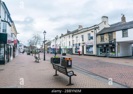 Les rues de Bicester ont largement déserté pendant le verrouillage britannique du coronavirus, Oxfordshire, Royaume-Uni. Bicester High Street Mars 2020 Banque D'Images