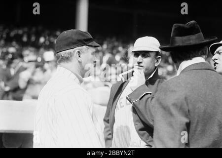 John McGraw (New York NL) à gauche, parlant à Jake Stahl (Boston al) avant un match de la série mondiale de 1912 au Polo Grounds, NY, octobre 1912 Banque D'Images