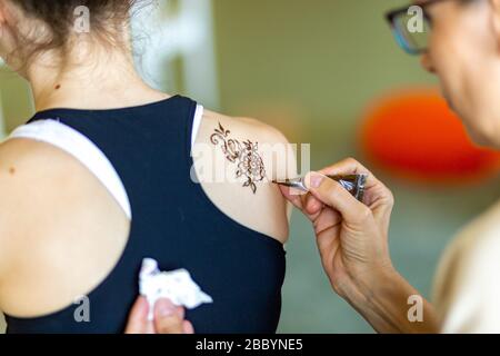 Tatouage d'art henné en cours Banque D'Images