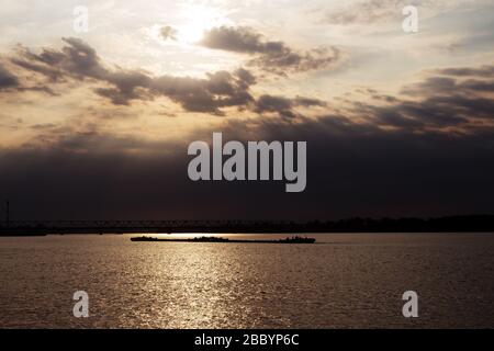 Bateau-citerne sur le Danube au coucher du soleil à Belgrade, Serbie avec beau ciel dramatique et des nuages étonnants Banque D'Images