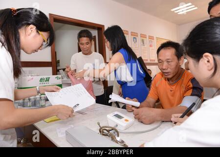 Zhongshan, Guangdong, Chine-14 juin 2018: Le médecin a demandé au sujet de la santé du patient afin de prendre le contrôle corporel pour le patient dans la ville de Guzhen Banque D'Images