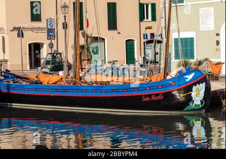 Cesenatico, Emilie Romagne, Italie - 10 sept. 2019: Le canal portuaire conçu par Leonardo da Vinci et la vieille ville de Cesenatico sur la côte Adriatique Banque D'Images