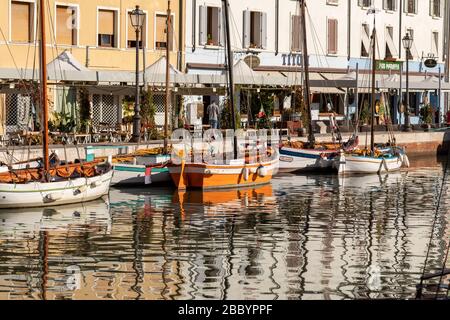 Cesenatico, Emilie Romagne, Italie - 10 sept. 2019: Le canal portuaire conçu par Leonardo da Vinci et la vieille ville de Cesenatico sur la côte Adriatique Banque D'Images