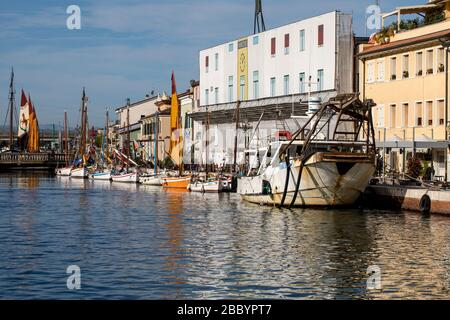 Cesenatico, Emilie Romagne, Italie - 10 sept. 2019: Le canal portuaire conçu par Leonardo da Vinci et la vieille ville de Cesenatico sur la côte Adriatique Banque D'Images