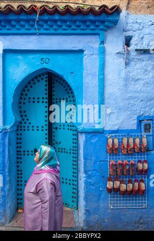 Chefchaouen, Maroc: Femme marchant dans la médina. Banque D'Images