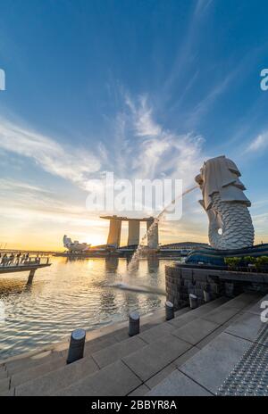 Singapour SINGAPOUR : 15 février 2020 : Singapour Merlion Park centre-ville de Singapour quartier des affaires au lever du soleil Banque D'Images
