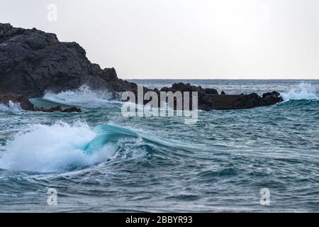 Une vague contre la roche sur la plage à Varigotti, Ligurie, Italie Banque D'Images