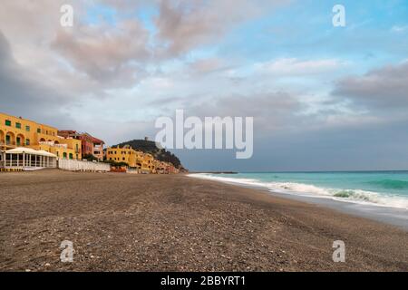 Varigotti beau village et destination touristique dans la région Ligurie, Italie Banque D'Images