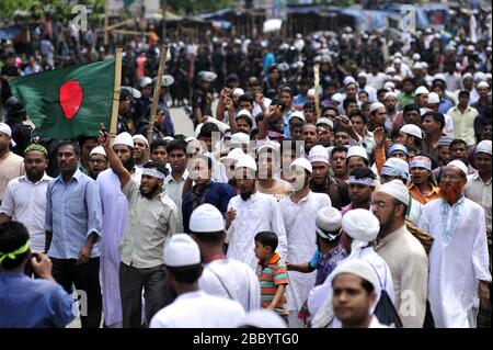 Des milliers de personnes se sont démaillées pour rejoindre un rassemblement de l'Islam Hefajat-e au pont d'amitié Bangladesh-Chine près de Postagola, Dhaka, au Bangladesh, comme on l'a appelé Banque D'Images