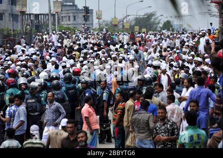 Des milliers de personnes se sont démaillées pour rejoindre un rassemblement de l'Islam Hefajat-e au pont d'amitié Bangladesh-Chine près de Postagola, Dhaka, au Bangladesh, comme on l'a appelé Banque D'Images