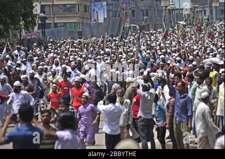 Des milliers de personnes se sont démaillées pour rejoindre un rassemblement de l'Islam Hefajat-e au pont d'amitié Bangladesh-Chine près de Postagola, Dhaka, au Bangladesh, comme on l'a appelé Banque D'Images