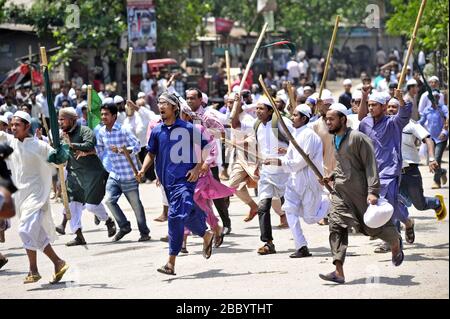 Des milliers de personnes se sont démaillées pour rejoindre un rassemblement de l'Islam Hefajat-e au pont d'amitié Bangladesh-Chine près de Postagola, Dhaka, au Bangladesh, comme on l'a appelé Banque D'Images