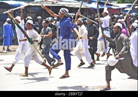 Des milliers de personnes se sont démaillées pour rejoindre un rassemblement de l'Islam Hefajat-e au pont d'amitié Bangladesh-Chine près de Postagola, Dhaka, au Bangladesh, comme on l'a appelé Banque D'Images