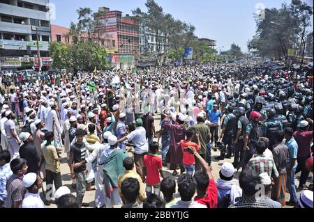 Des milliers de personnes se sont démaillées pour rejoindre un rassemblement de l'Islam Hefajat-e au pont d'amitié Bangladesh-Chine près de Postagola, Dhaka, au Bangladesh, comme on l'a appelé Banque D'Images