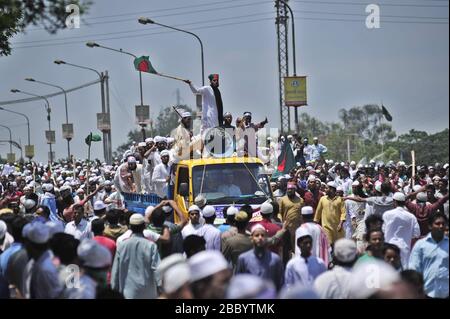 Des milliers de personnes se sont démaillées pour rejoindre un rassemblement de l'Islam Hefajat-e au pont d'amitié Bangladesh-Chine près de Postagola, Dhaka, au Bangladesh, comme on l'a appelé Banque D'Images