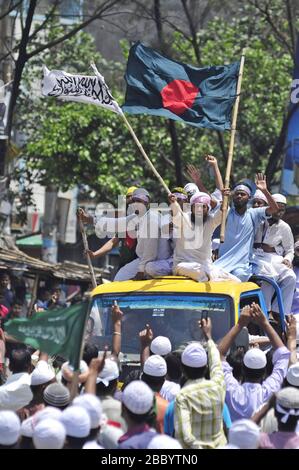 Des milliers de personnes se sont démaillées pour rejoindre un rassemblement de l'Islam Hefajat-e au pont d'amitié Bangladesh-Chine près de Postagola, Dhaka, au Bangladesh, comme on l'a appelé Banque D'Images