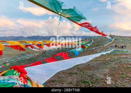 Drapeaux de prière colorés sur les cordes - volant / agitant dans le vent. Les Tibétains croient que les prières et les mantras seront soufflées par le vent pour répandre le bien Banque D'Images