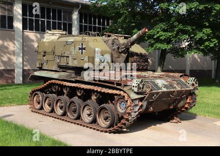 DRESDE, ALLEMAGNE - 10 MAI 2018 : exposition extérieure devant le musée d'histoire militaire de la Bundeswehr à Dresde, Allemagne. M52 auto-propulsé blindé léger Banque D'Images