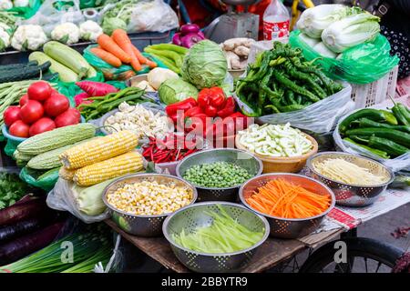 Stand de légumes sur un marché à Lhassa, Tibet (Chine, Asie). De nombreux légumes sont en vente : poivre vert, pois verts, têtes de salade, Banque D'Images