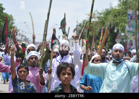 Des milliers de personnes se sont démaillées pour rejoindre un rassemblement de l'Islam Hefajat-e au pont d'amitié Bangladesh-Chine près de Postagola, Dhaka, au Bangladesh, comme on l'a appelé Banque D'Images