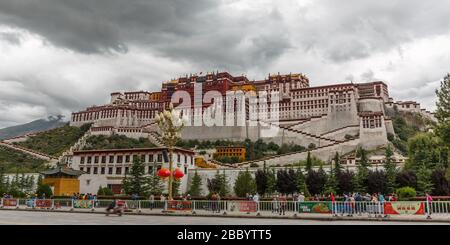 Vue panoramique sur le palais de Potala - classé au patrimoine mondial de l'UNESCO. Maison du Dalaï Lama. Ancienne forteresse et destination pour les pèlerins bouddhistes. Vue sur la rue Banque D'Images
