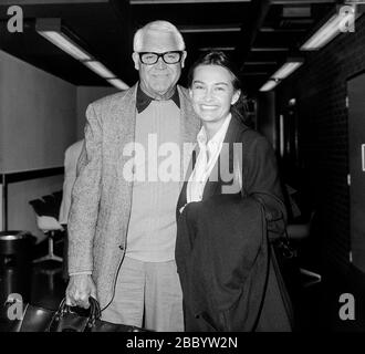 L'acteur américain Carrie Grant et sa femme Barbara arrivent à l'aéroport d'Heathrow de Londres en mai 1981. Banque D'Images