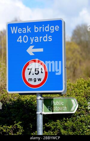 Loose Village, Kent, Royaume-Uni. Panneau d'avertissement Pont faible dans le village Banque D'Images