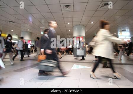 TOKYO, JAPON - 9 mai 2012 : la foule pressée à la station Shibuya de Tokyo au Japon. Avec 2,4 millions de passagers sur un jour de semaine, c'est le 4ème poste r de banlieue Banque D'Images