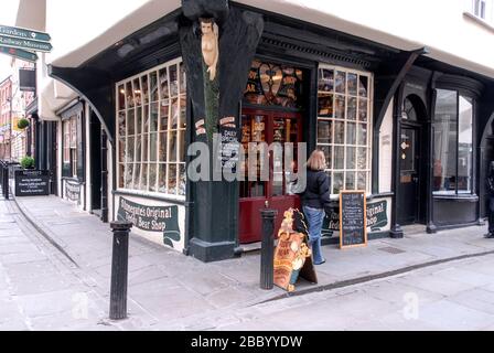 The Tea Room Tea Tea Room à Stonegate, une rue commerçante médiévale, dans le quartier historique de York dans le Yorkshire, en Angleterre. Banque D'Images