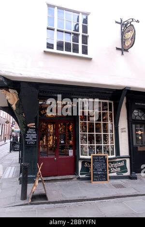 The Tea Room Tea Tea Room à Stonegate, une rue commerçante médiévale, dans le quartier historique de York dans le Yorkshire, en Angleterre. Banque D'Images