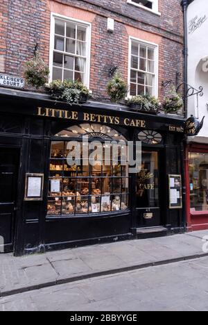 Little Betty's café (1915) à Stonegate, une rue commerçante médiévale dans le quartier historique de York dans le Yorkshire, en Angleterre. Betty's Tea Rooms/café Banque D'Images