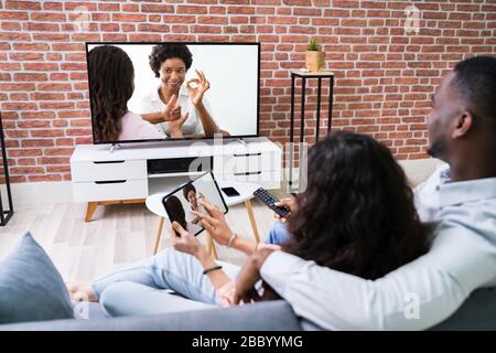 Couplez la diffusion vidéo de la tablette à la TV à l'aide de la connexion sans fil Banque D'Images
