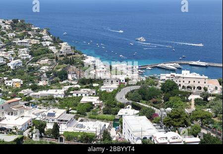 Capri, Italie - vue de dessus vers la zone Marina Grande. Banque D'Images