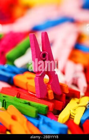 Les clothespins en bois colorés se rapproent de la texture et de l'arrière-plan. Banque D'Images