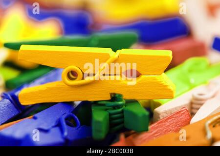 Les clothespins en bois colorés se rapproent de la texture et de l'arrière-plan. Banque D'Images