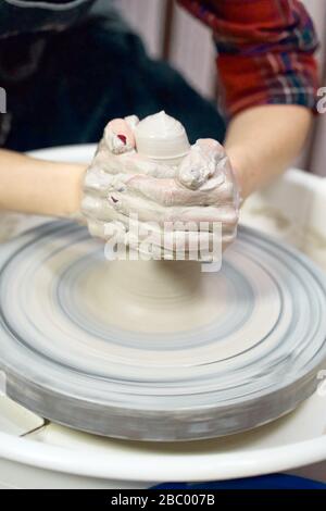 Femme faisant de la poterie céramique, quatre mains près, se concentrer sur des potiers, des palmiers avec poterie Banque D'Images