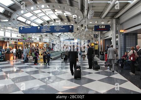 Chicago, États-Unis - 1er AVRIL 2014 : les pilotes marchent jusqu'à la porte de l'aéroport international de Chicago O'Hare aux États-Unis. C'était le 5ème aéroport le plus achalandé au monde avec 66, Banque D'Images