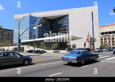 LOS ANGELES, États-Unis - 5 AVRIL 2014 : voiture conduite par le bâtiment du département de police de Los Angeles. LAPD a été formé en 1869 et emploie plus de 12 mille peop Banque D'Images