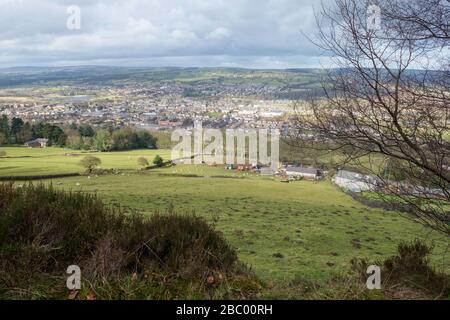 Vue sur la ville d'Otley dans le West Yorkshire, dans la Lower Wharfedale, depuis un sentier dans le parc forestier de Chevin Banque D'Images